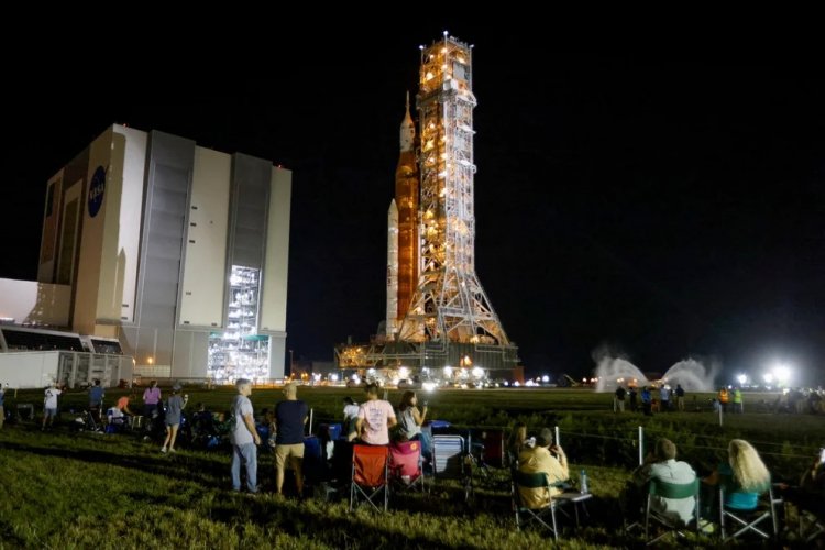 La NASA suspendió el despegue de su cohete gigante a la Luna debido a un problema de motor