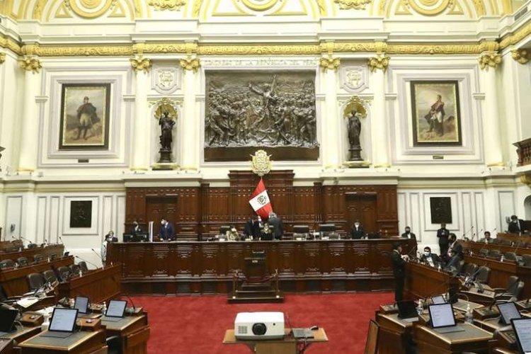 Congreso peruano destituye a Pedro Castillo y tomará juramento a Dina Boluarte