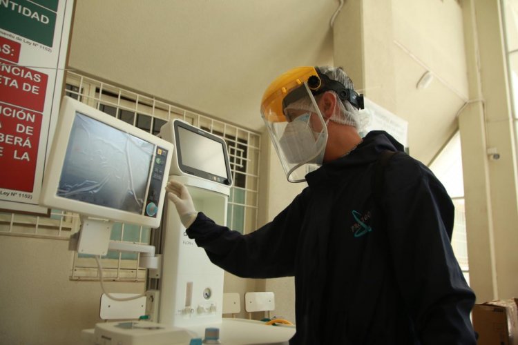 Gobernación de Tarija entrega 20 monitores y un equipo de anestesia al HRSJD