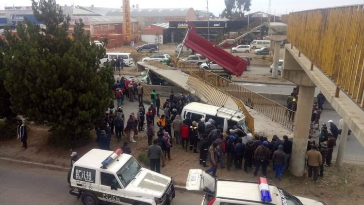 Pasarela se desploma sobre dos vehículos, uno de ellos de transporte público en El Alto