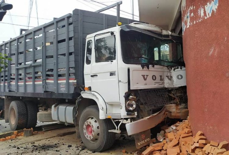 Un camión cargado de Carbón colisionó con una vivienda en Tarija