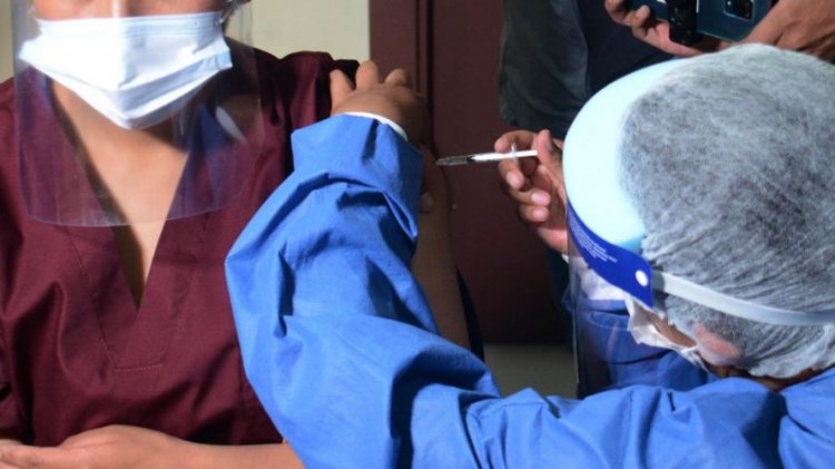 Médico se descompensa: Reacción adversa a la Vacuna Rusa en El Alto