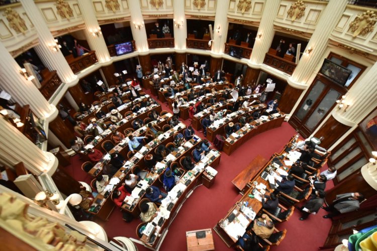 La Asamblea aprueba amnistía para ‘perseguidos’ por gobierno de Añez; la oposición protesta