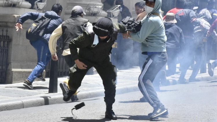 Policías y manifestantes heridos deja nueva jornada de enfrentamientos en La Paz