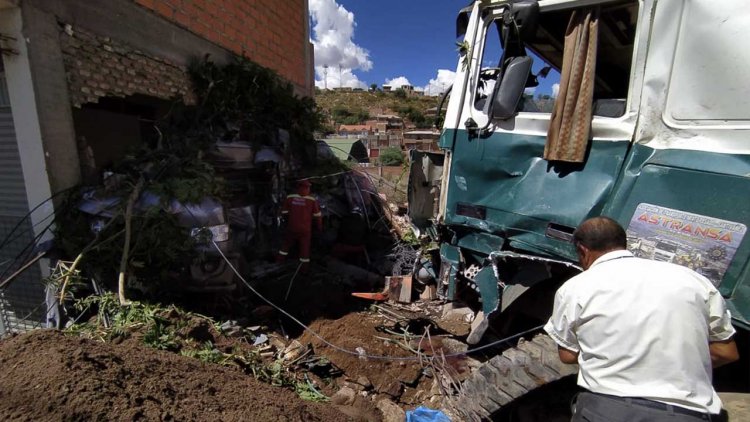 Cochabamba: Volqueta impacta contra una casas y se reporta fallecidos