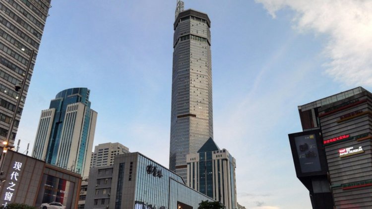 Pánico en China: el momento en que uno de los rascacielos más altos del país comienza a temblar y debe ser evacuado