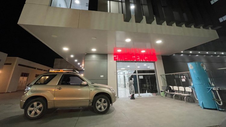Cochabamba: Fallecido por COVID y permanece dentro un vehículo en puertas del Hospital del Norte y hay desesperación en familiares de pacientes internados