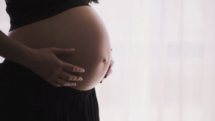 Infanticida también causa la muerte de bebé de 8 meses de gestación