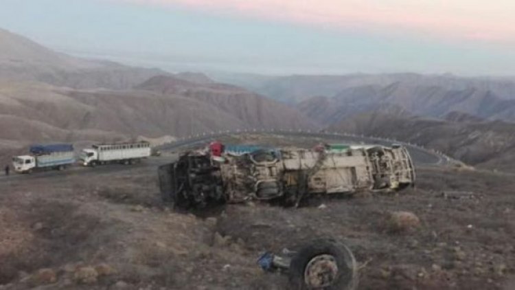 Al menos 17 muertos y 14 heridos tras caer un autobús por precipicio en Perú