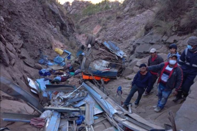 Sube a 34 cifra de muertos en accidente de bus en Sucre, la peor tragedia carretera del año en Bolivia