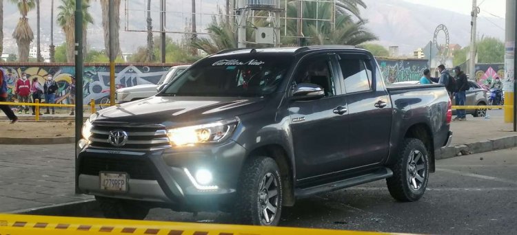 Hombre muere tras ser herido de bala en el interior de su camioneta en Cochabamba