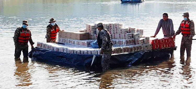 Unidades Navales decomisan fardos con cerveza en el Río Bermejo.