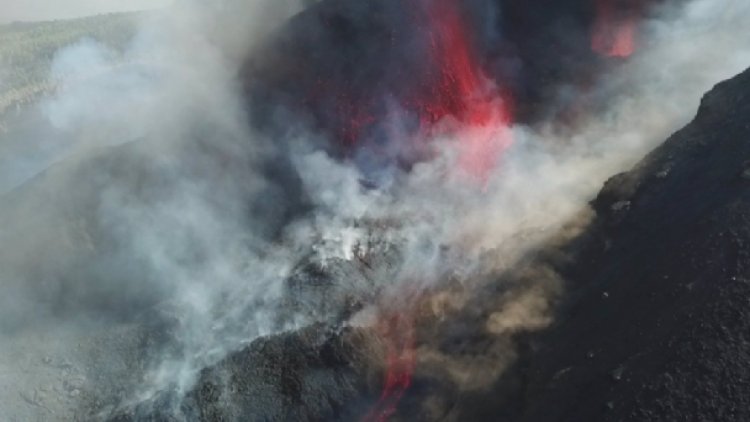 La lava del volcán de La Palma llega al océano y crea una nube de humo
