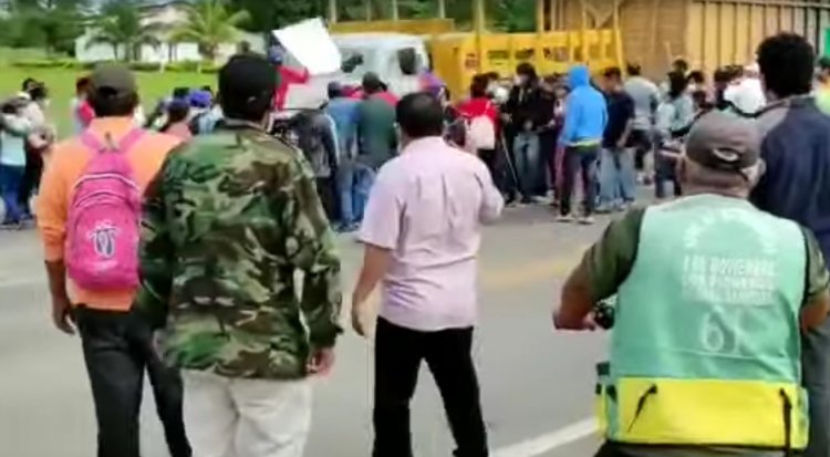 Camión arrastra a un grupo de personas que bloqueaba en Saavedra (VIDEO)