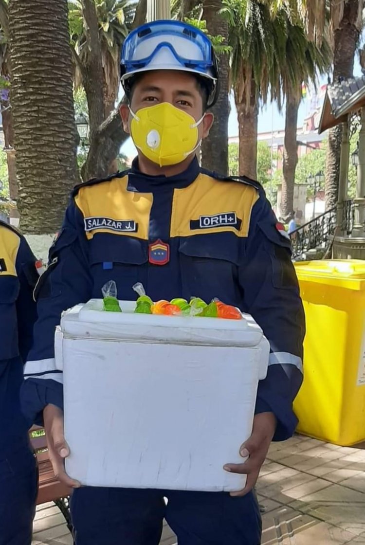 Bomberos voluntarios venden gelatinas para cubrir gastos de esterilización a caninos en Tarija