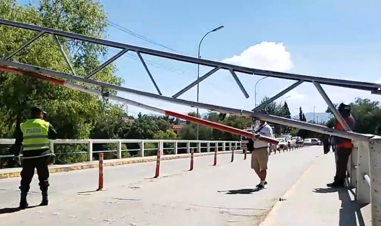 Chófer de camión rompe el pórtico del puente San Martín