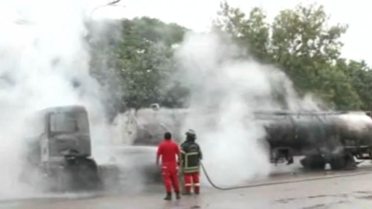 En Santa Cruz, un cisterna queda envuelto en llamas y afecta a un micro