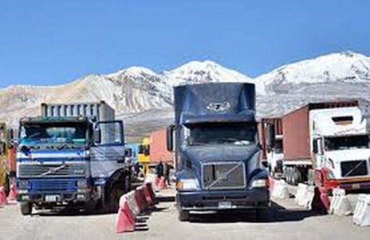 Cientos de camiones parados en frontera con Chile, Cancillería pide no poner obstáculos al comercio