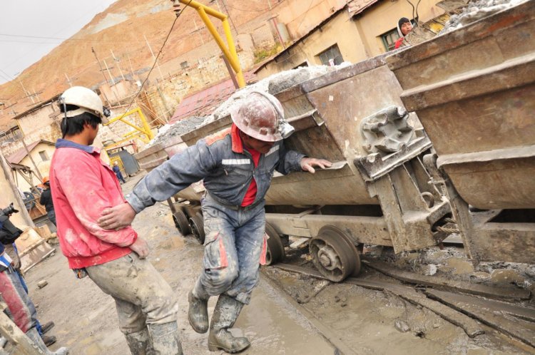 Al menos 48 cooperativas mineras ponen en ‘riesgo’ al cerro Rico de Potosí