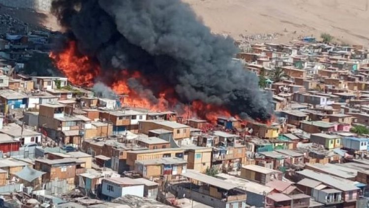 impresionante incendio en Iquique deja al menos 30 viviendas destrozadas