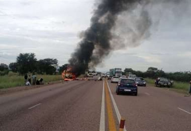 Dieciséis personas mueren quemadas dentro de minibús tras colisión en Sudáfrica