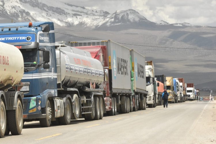 Más de 1.000 camiones parados en frontera con Chile, llegan a preacuerdo para agilizar control anti COVID-19