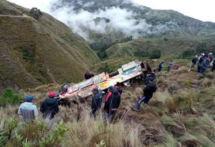 Un bus se embarranca 400 metros y deja 18 heridos y 11 fallecidos en Cochabamba
