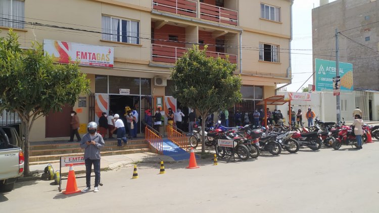 Largas filas para pagar el servicio de GAS domiciliario en Tarija