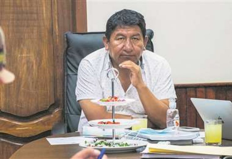 Gobernador de Potosí figura como comprador de las ‘ambulancias fantasmas’; llegan este viernes a Chile
