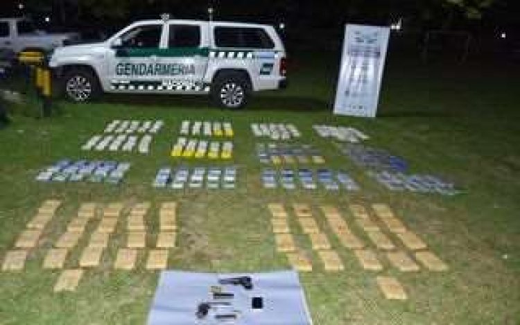 Conductor boliviano huyó de un control y volcó con 244 kilos de cocaína en Argentina