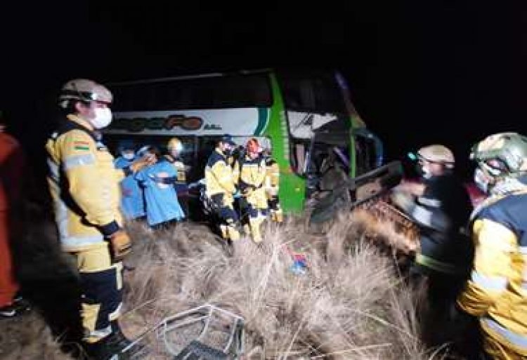 Un muerto y 25 heridos por el embarrancamiento de un bus que se dirigía a Santa Cruz