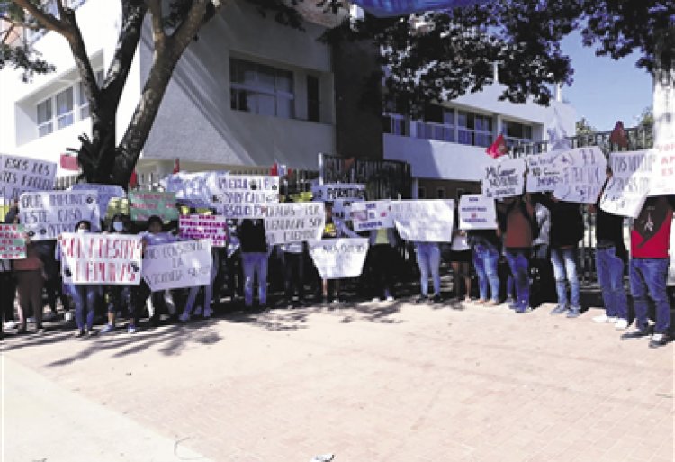 Docentes acusados de violación por estudiantes no aparecen y Yapacaní se une al reclamo