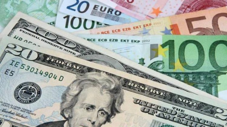 El euro cae brevemente por debajo del dólar por primera vez desde finales de 2002