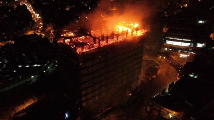 Incendio de magnitud afecta a un edificio del nudo Vita y causa alarma en La Paz