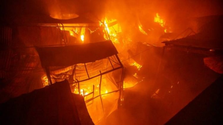 Santa Cruz: Incendio en el Mutualista arrasa con un centenar de puestos y deja cuantiosas pérdidas