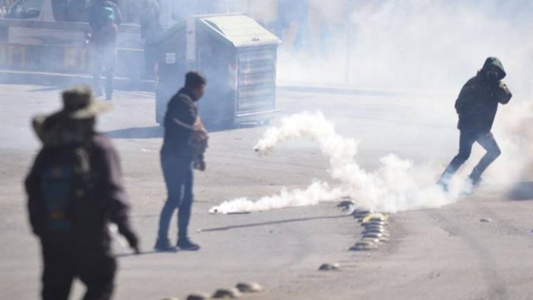 La Paz: Policías y cocaleros se enfrentan en la protesta por el mercado paralelo