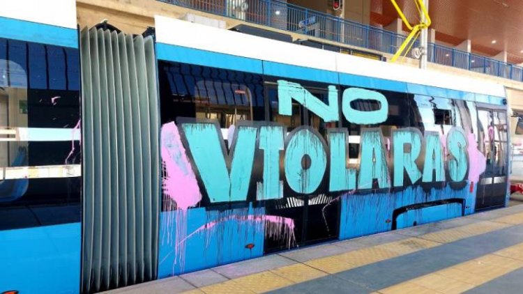 Dos vándalos burlan la seguridad y pintarrajean un vagón del Tren Metropolitano