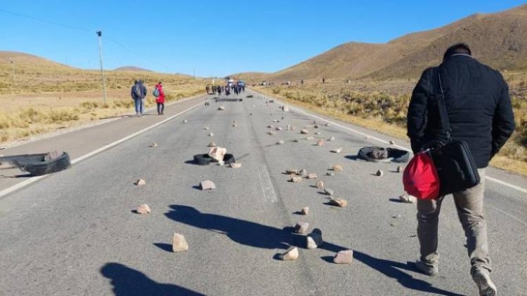Suspenden salida de buses de La Paz a Oruro por bloqueo de mineros de Colquiri
