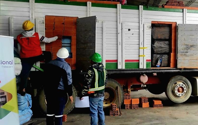 Aduana descubre 24 toneladas de ropa usada debajo de ladrillos y cajas de madera