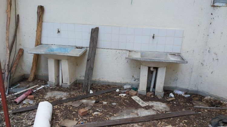 Baños insalubres ponen en riesgo la salud de niños y niñas deportistas en Tarija