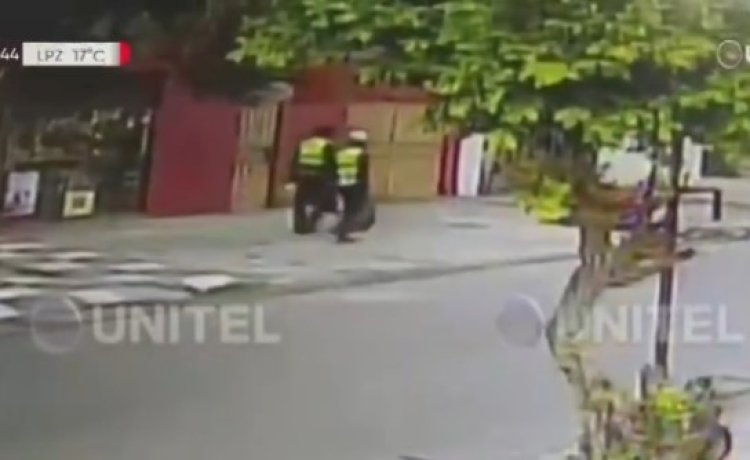 Video: Policías trasladaron el millón de dólares en bolsas negras y a la carrera.