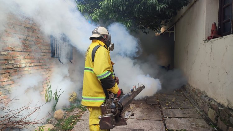 Fumigan el Barrio Fátima de Tarija ante un presunto brote de Dengue que afecta la salud ciudadana