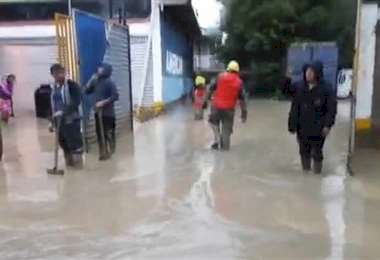 Mazamorra causa estragos tras desborde del río Taquiña en Tiquipaya