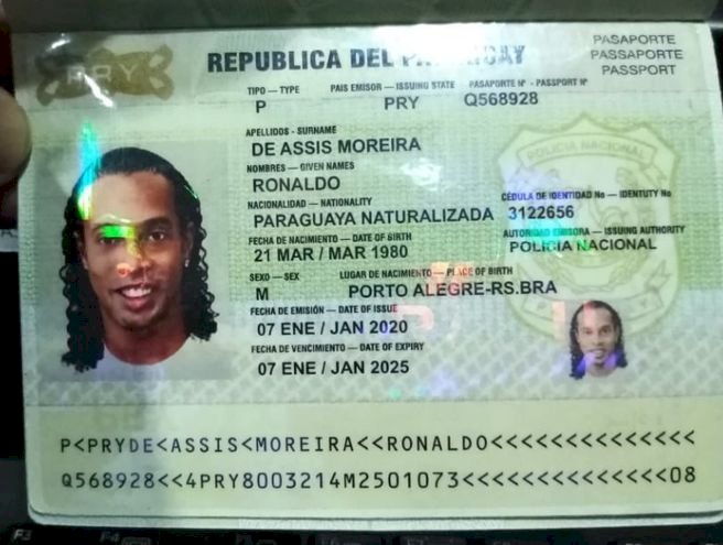 Ronaldinho es arrestado en Paraguay por portar pasaporte falso