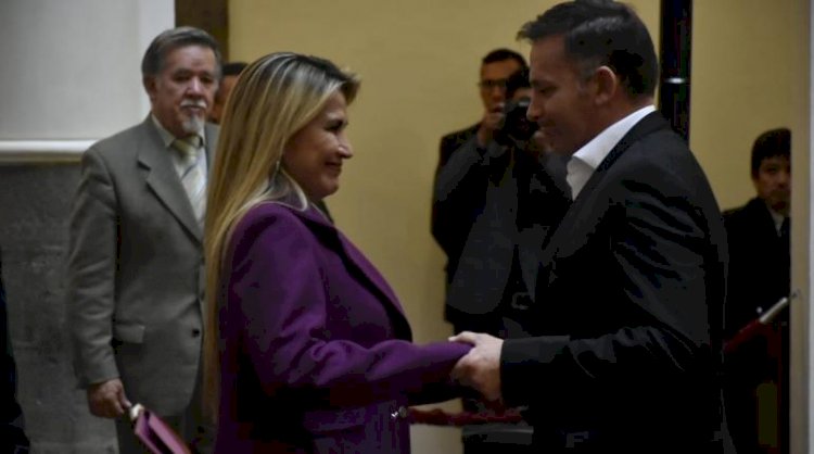 Presidenta Áñez vuelve a posesionar a Fernando López como ministro de Defensa