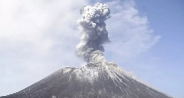 Temible volcán indonesio hace erupción