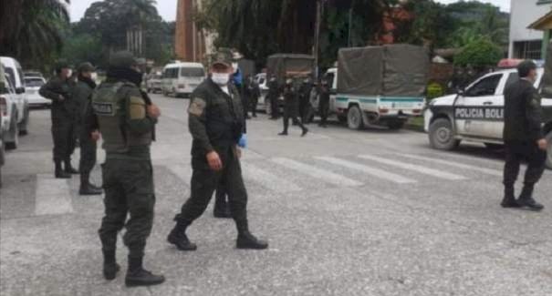 Gobierno, Gobernación y cocaleros acuerdan el ingreso de policías al Chapare