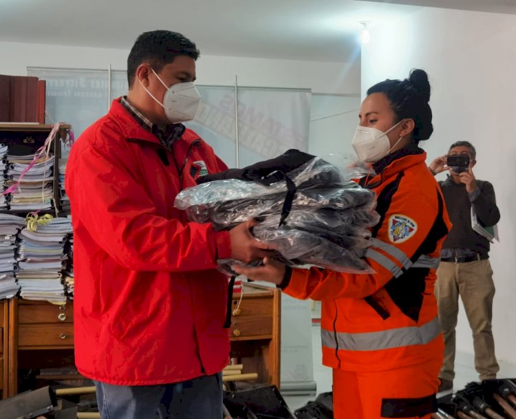 Bomberos de Tarija reciben herramienta para luchar contra incendios